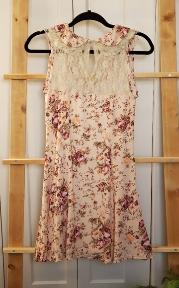 Lady Dutch Floral/Lace Dress - Picture 3 of 7